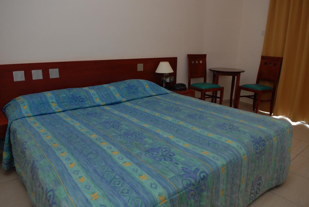Iris Beach Hotel Протарас Стая снимка