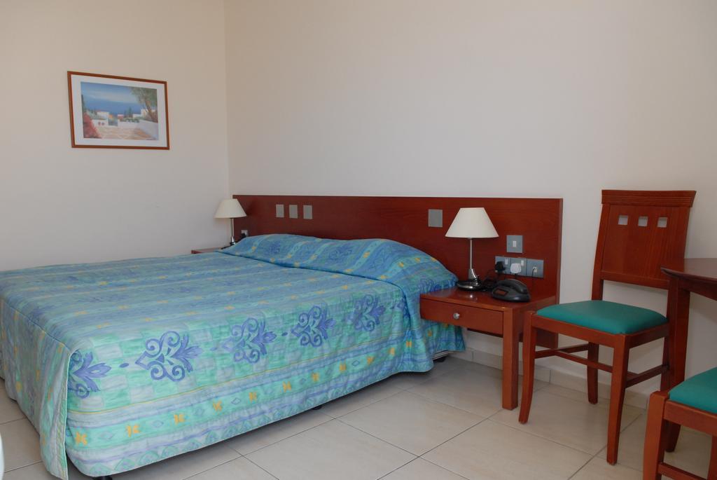 Iris Beach Hotel Протарас Стая снимка