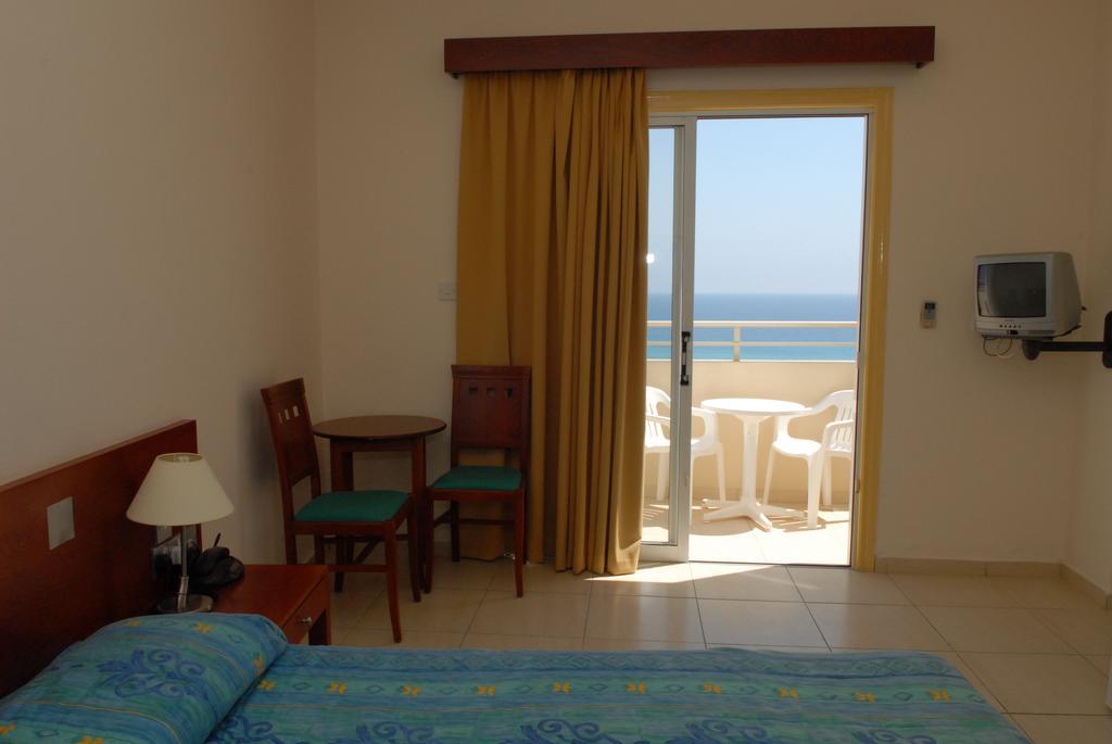 Iris Beach Hotel Протарас Стая снимка